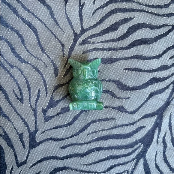 Cassiar Mountain Jade Owl Figurine - Picture 9 of 10
